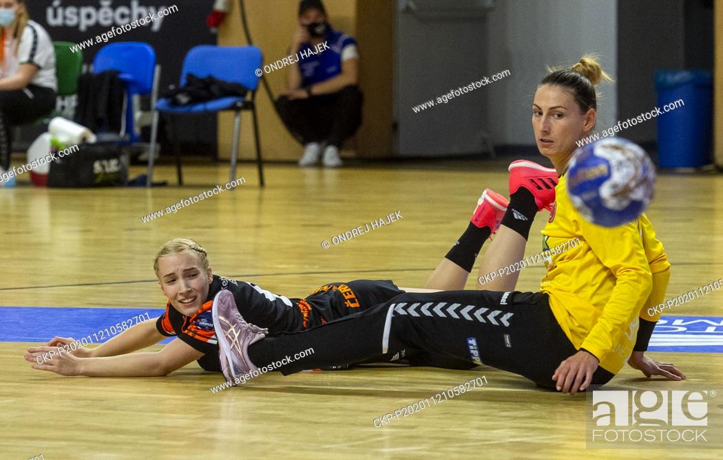 Imagen: L-R Adela Striskova (Most) and Agnes Triffa (Vaci) in action during the Banik Most vs Vaci NKSE match of women's handball Europe League qualifier, 3rd round.