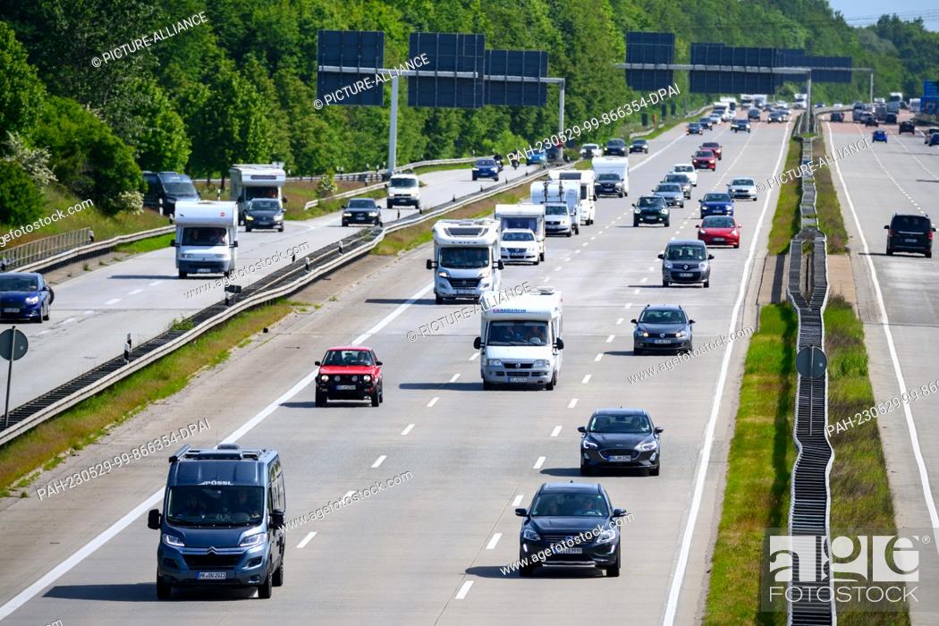 Stock Photo: 29 May 2023, Schleswig-Holstein, Hamberge: Motorhomes and cars drive on the A1 at the Lübeck intersection. For the Whitsun weekend.