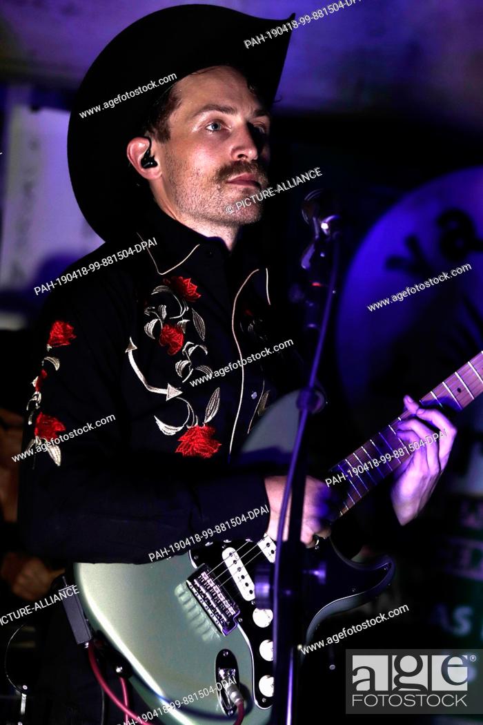 Imagen: 17 April 2019, Mexico, Mexiko-Stadt: Guitarist Flo ""El Norteño during his performance with the Franconian band ""Los Pistoleros Güeros"" in the Pulquería Las.