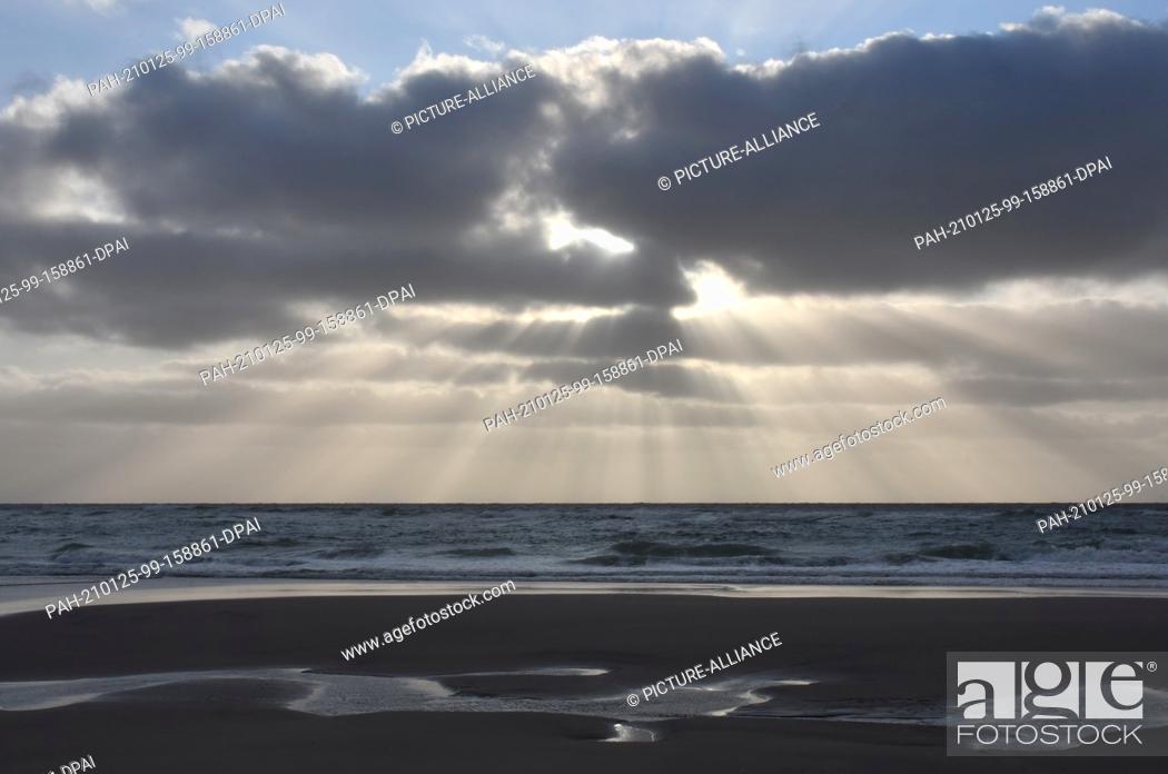 Stock Photo: 18 September 2020, Schleswig-Holstein, Rantum/Sylt: A natural spectacle of a special kind is the daily sunset on the beach of Rantum on the holiday island of.
