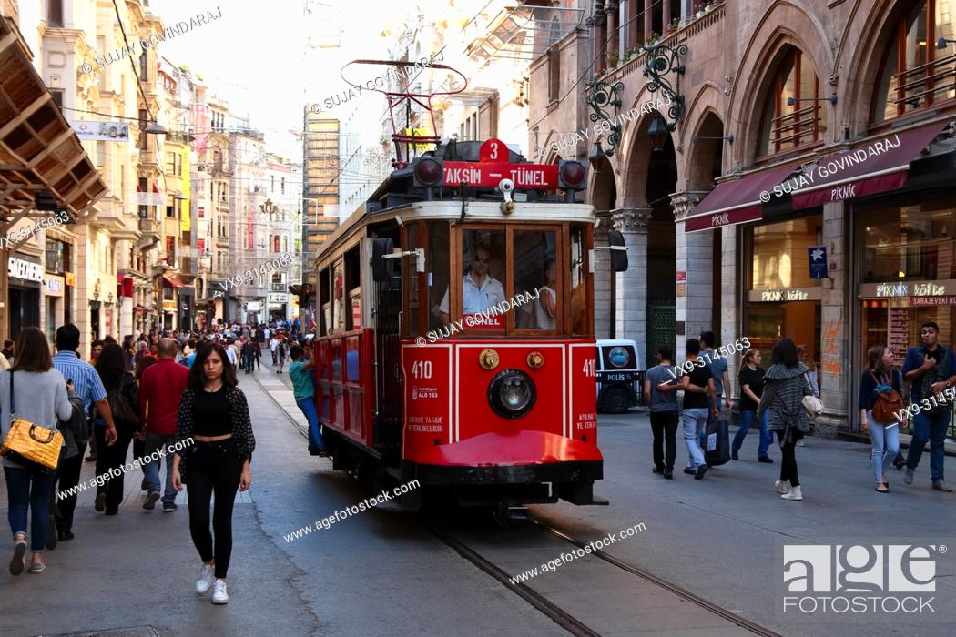 Photo de stock: Istanbul, Turkey - June 10, 2016: Passengers travelling on old tramway and crowd in a busy street of Istanbul.