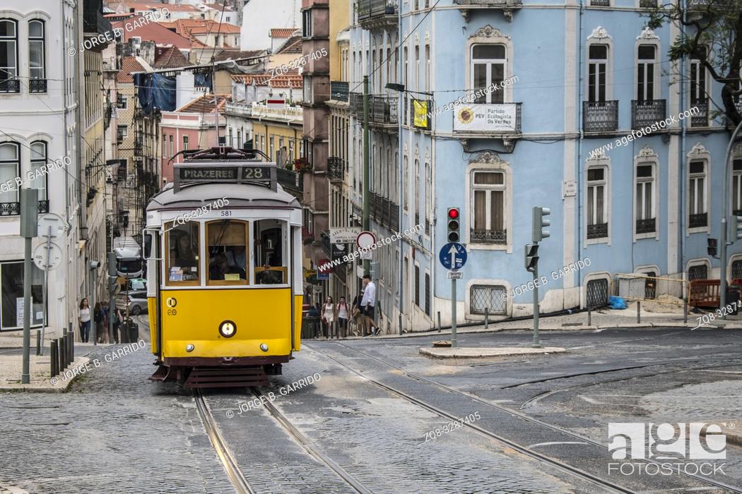 Imagen: Famous retro yellow tram on the street in Lisbon city, Portugal.