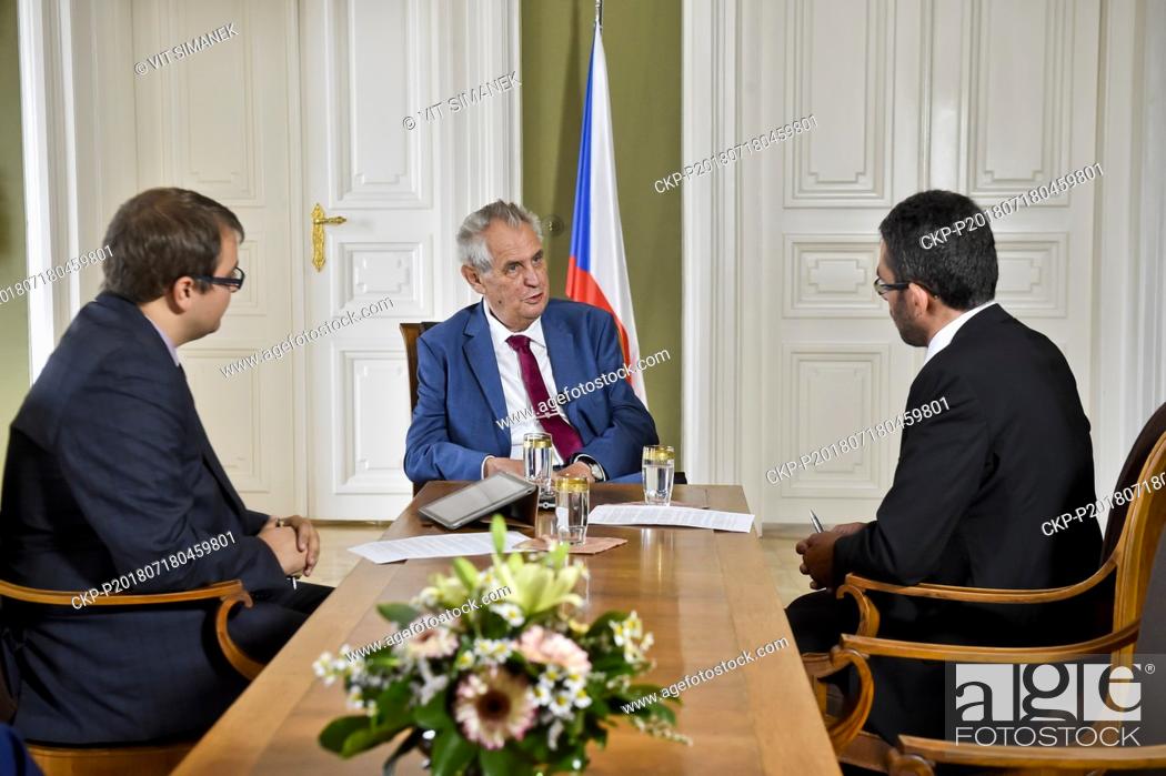 Imagen: Czech President Milos Zeman (center) speaks during an interview for the Czech News Agency (CTK) in Prague, Czech Republic, on July 18, 2018.