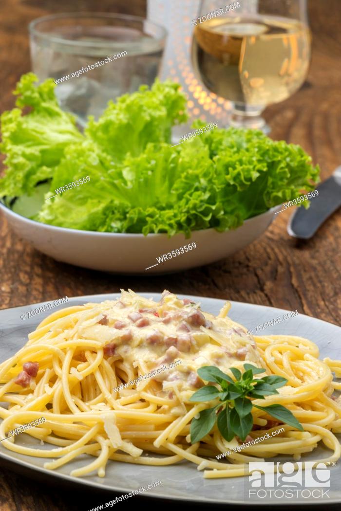 Stock Photo: Spaghetti Carbonara auf einem weißen Teller.