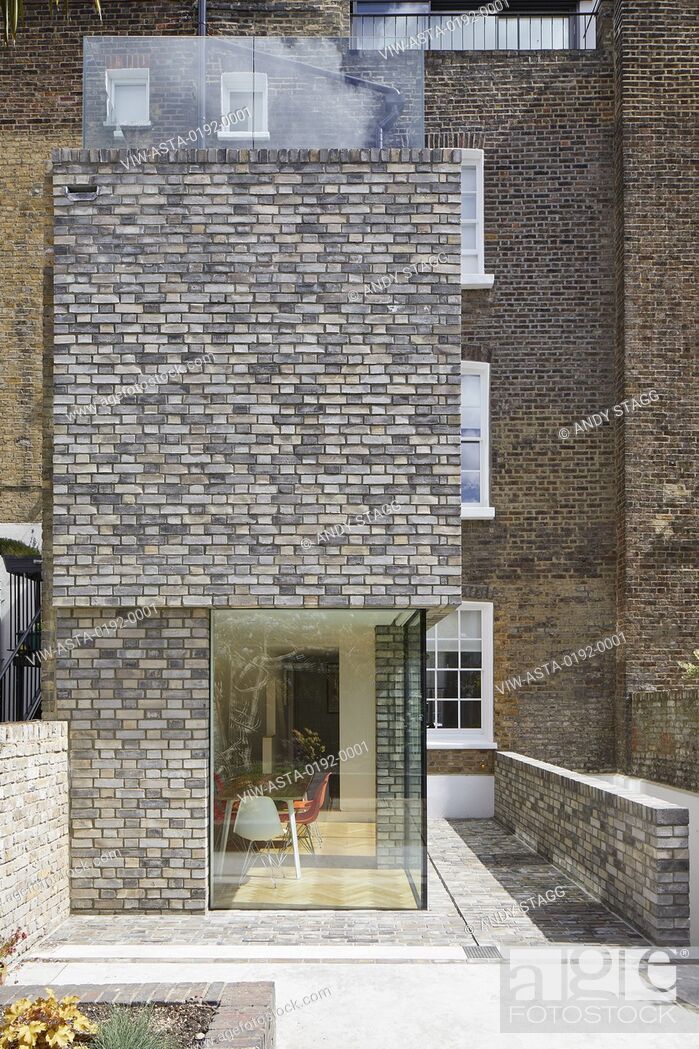Photo de stock: Double-height rear extension with corner window on ground level. Queens House, London, United Kingdom. Architect: Paul Archer Design - Architects & Design, 2021.