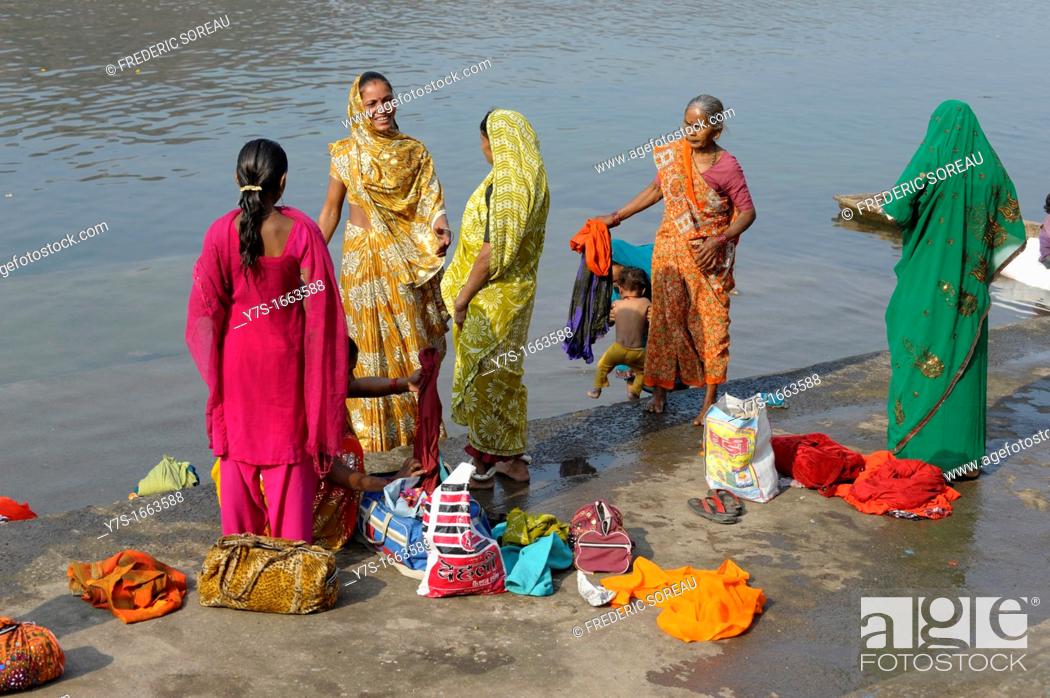 Stock Photo: Asia, India, State of Madhya Pradesh, Omkareshwar, group of ladies washing clothes in a Narmada river.