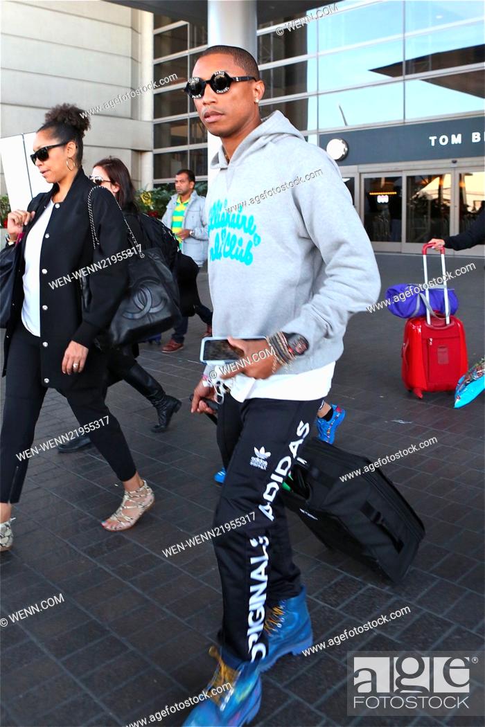 Asentar A bordo menta Pharrell Williams arrives a Los Angeles International Airport (LAX)  Featuring: Pharrell Williams..., Foto de Stock, Imagen Derechos Protegidos  Pic. WEN-WENN21955317 | agefotostock