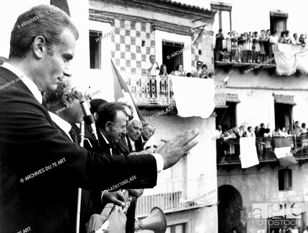 Stock Photo: Indagine su un cittadino al di sopra di ogni sospetto Investigation of a Citizen Above Suspicion Year : 1970 Italy Director : Elio Petri Gianni Santuccio.