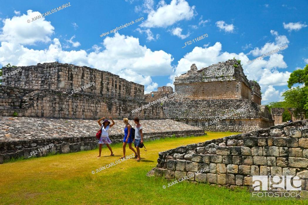 Imagen: Ballcourt, Ek Balam pre-Columbian archaeological site, Yucatan, Mexico.