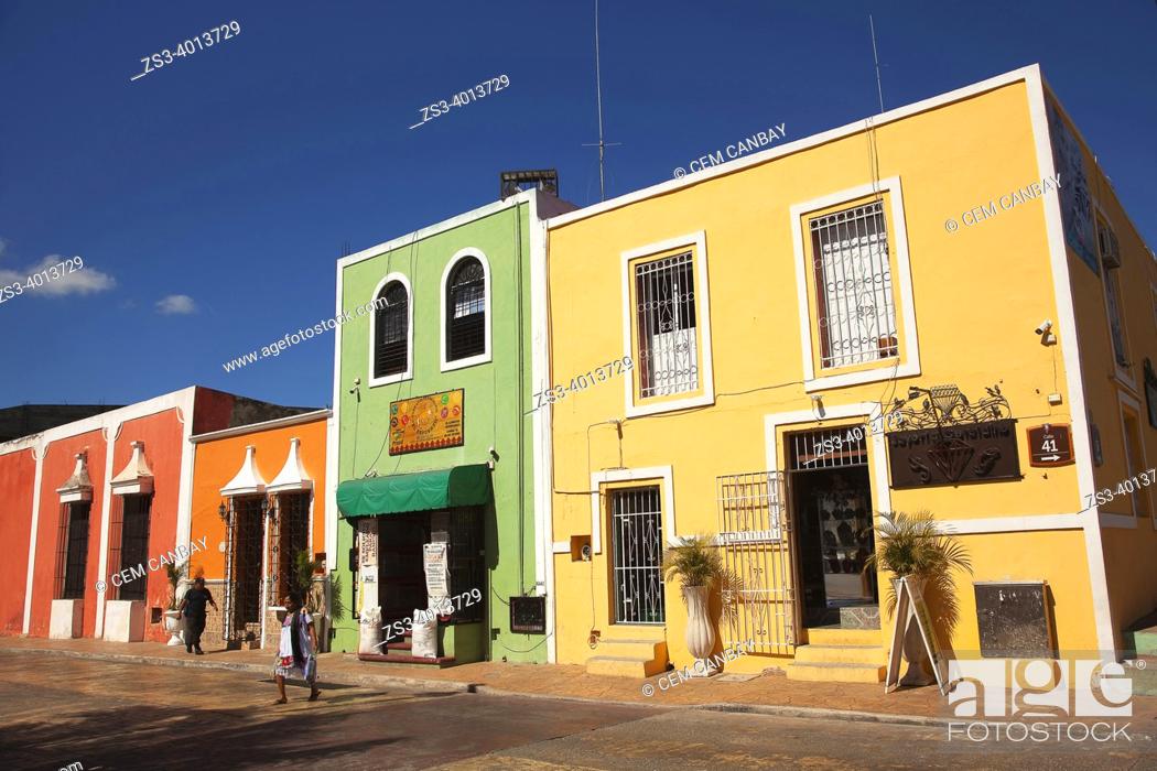 Photo de stock: Woman wearing traditional Yucateca dress in front of the colonial buildings at the historic center, Valladolid, Yucatan Province, Mexico, Central America.