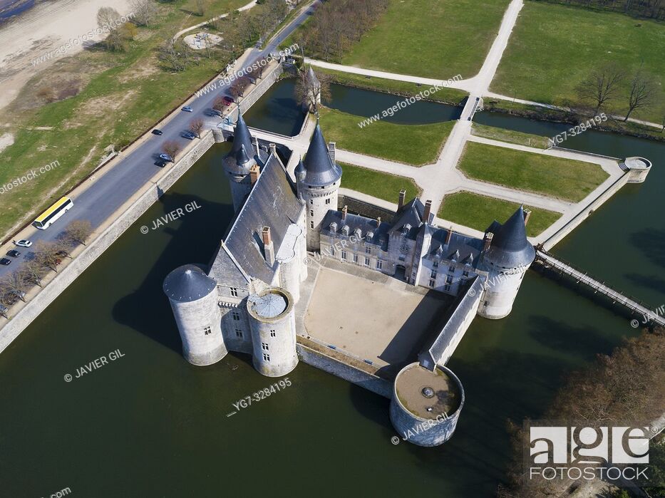 Imagen: Castle of Sully-Sur-Loire, Loiret, Centre-Val de Loire, France.