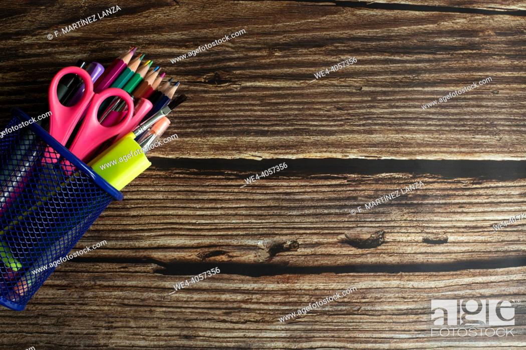 Imagen: Colored pencils on a wooden background, top view.