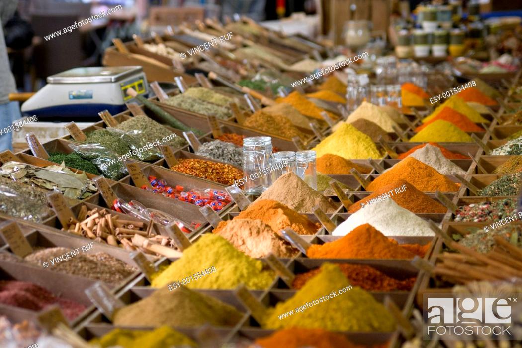 Imagen: Colored spices at the marketplace.