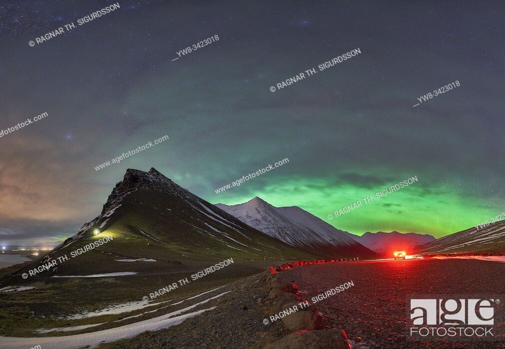 Imagen: Aurora Borealis, Haitindur peak, Hofn town in Hornafjordur, Iceland.