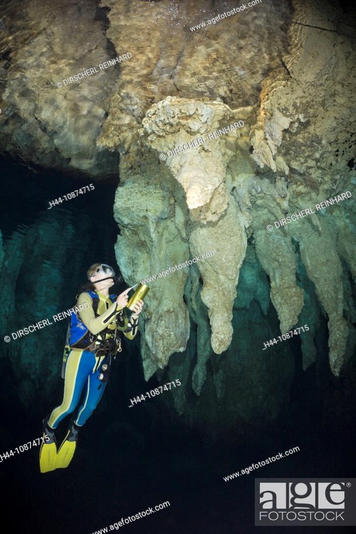 Stock Photo: Taucher in Chandelier Cave Unterwasser-Tropfsteinhöhle, Mikronesien, Palau, Diver in Chandelier Dripstone Cave, Micronesia, Palau.