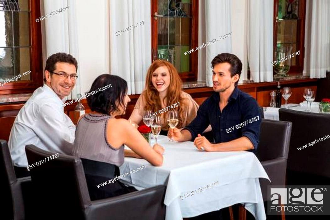 Stock Photo: Junges Paar Gruppe in einem Restaurant fröhlich.