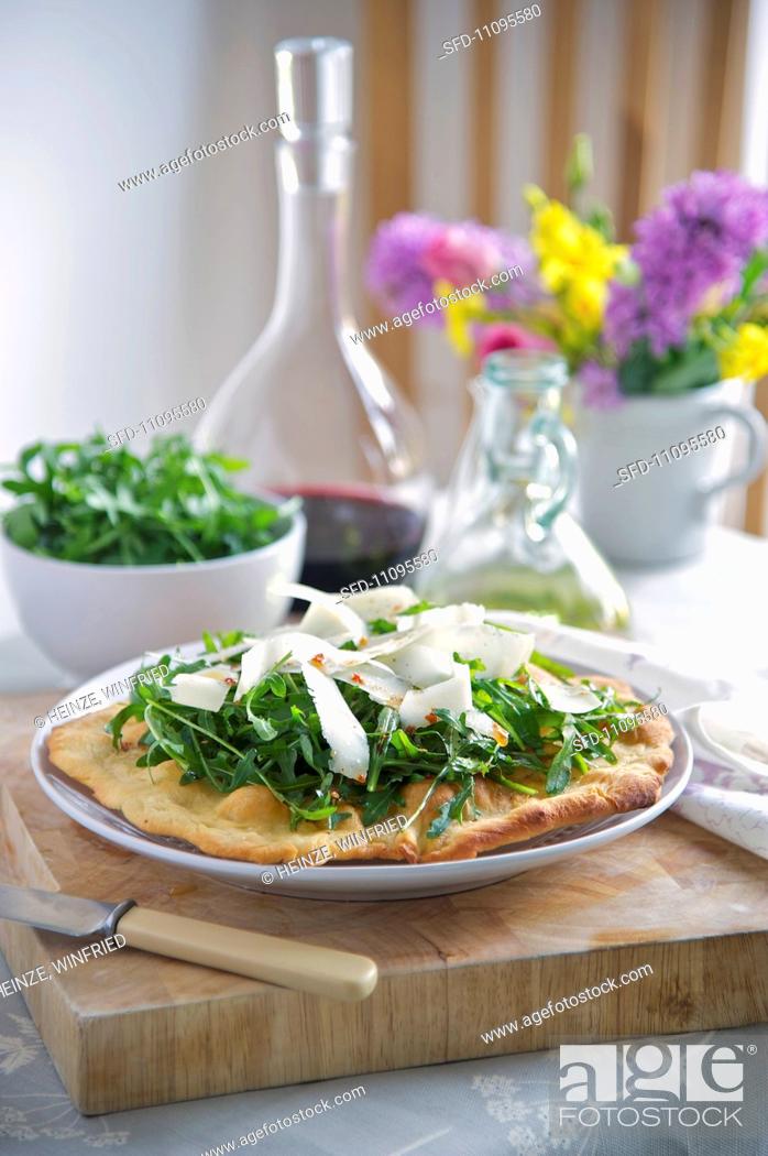 Stock Photo: Crispy pizza topped with rocket.
