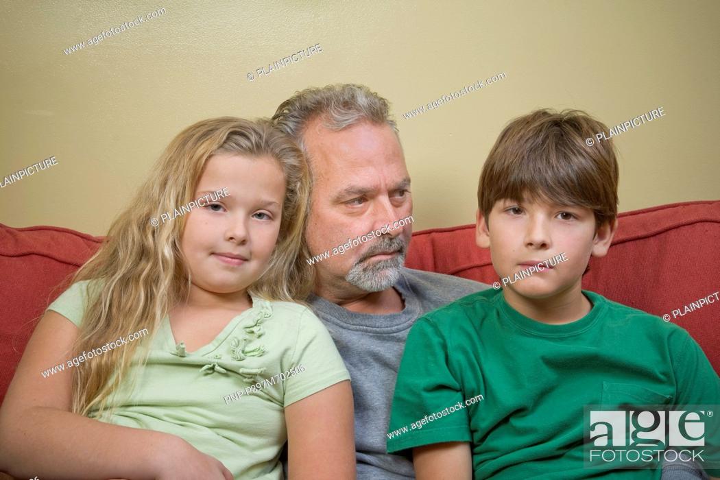 Imagen: Young girl and boy with their father.