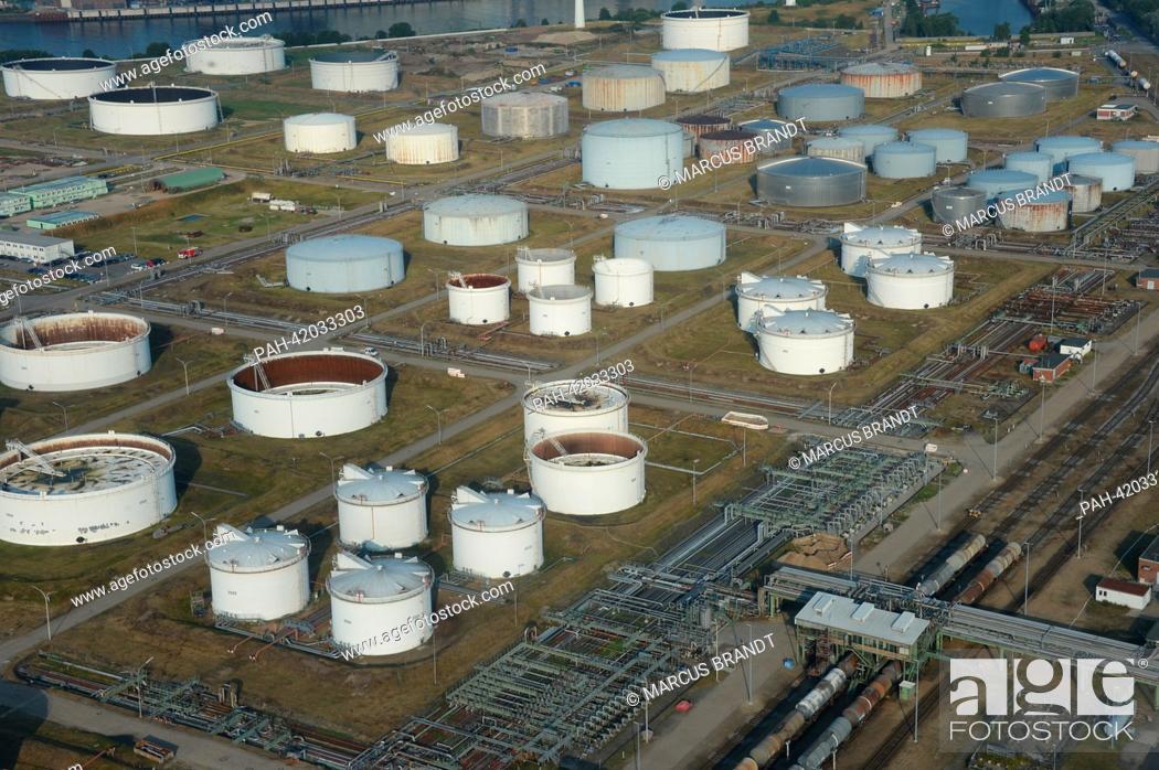 Stock Photo: A refinery of Shell with giant oil tanks located on the premise is pictured in Hamburg-Harburg at the harbour of Hamburg, Germany, 22 August 2013.