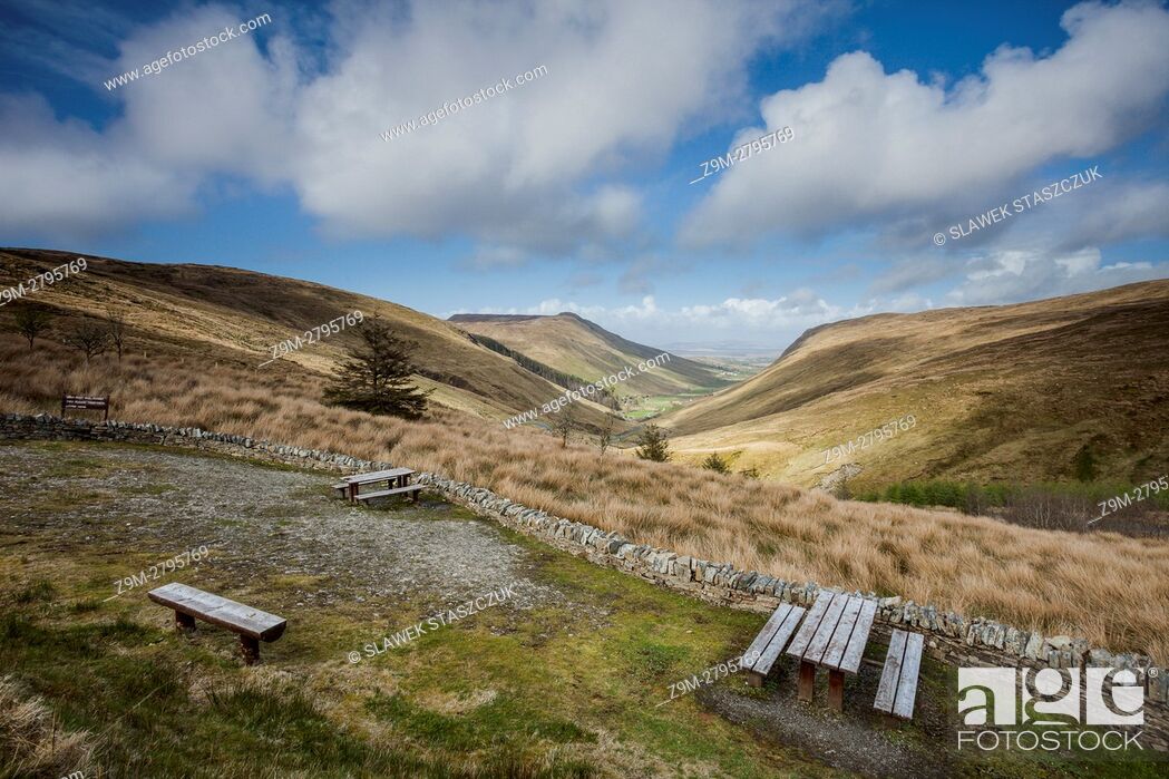 Stock Photo: Spring afternoon at Glengesh Pass, county Donegal, Ireland.