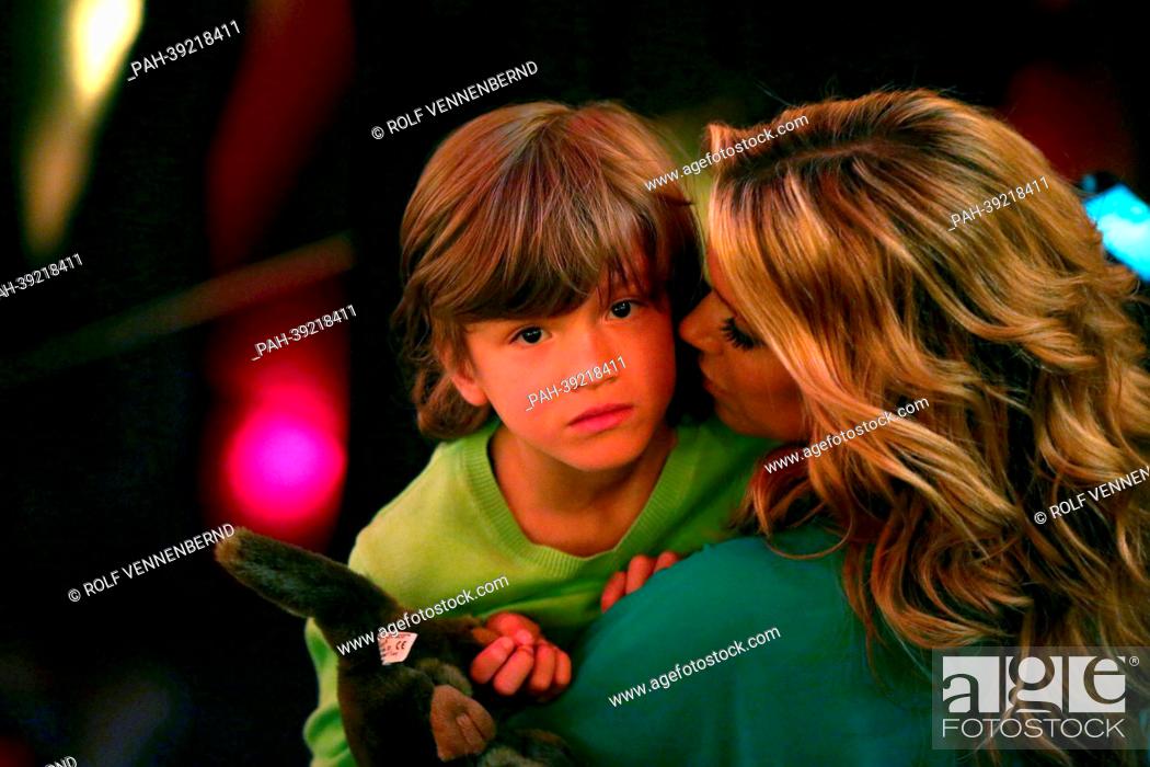 Imagen: Dutch TV presenter Sylvie van der Vaart hugs her son Sohn Damian during the show 'Let's Dance' of broadcaster RTL at Coloneum in Cologne, Germany, 03 May 2013.