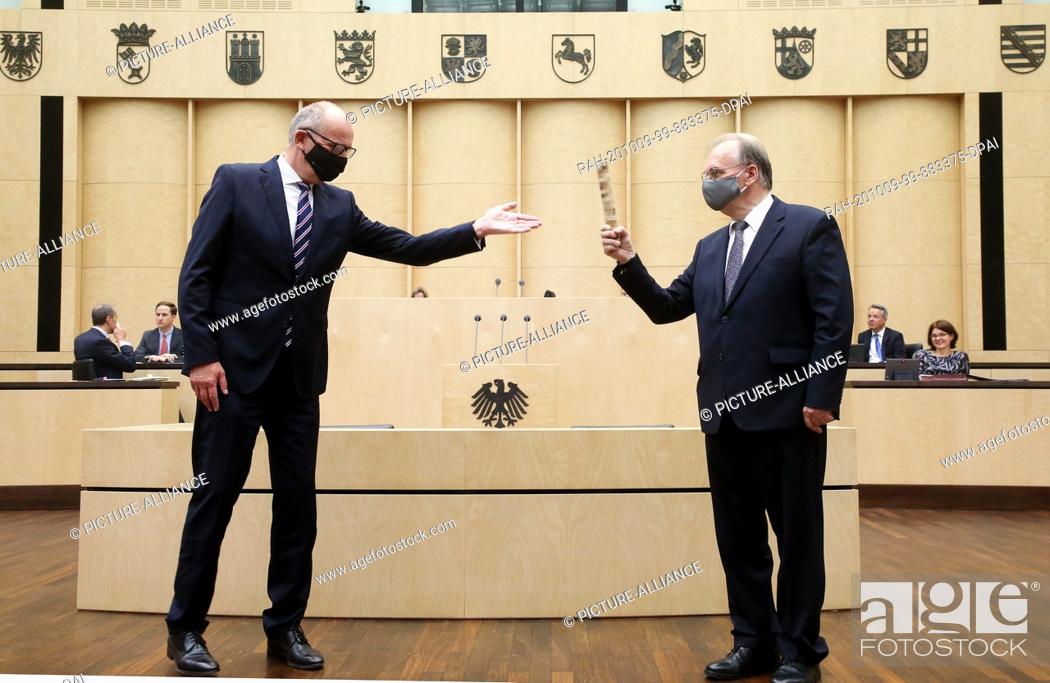 Imagen: 09 October 2020, Berlin: Dietmar Woidke (SPD, l), Prime Minister of Brandenburg and President of the Bundesrat, presents Reiner Haseloff (CDU).
