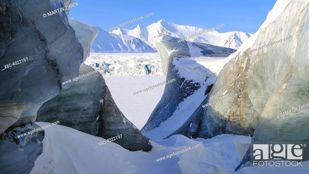 Imagen: Serac, glacier Fridtjovbreen. Landscape in Van Mijenfjorden National Park, (former Nordenskioeld NP), Island of Spitsbergen, part of Svalbard archipelago.