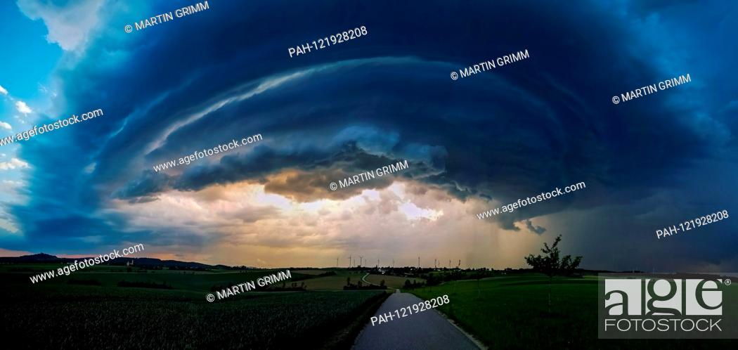 Imagen: Supercell with approaching thunderstorm over country road and village, Baden-Wuerttemberg, Germany | usage worldwide. - /Baden-Württemberg/Germany.