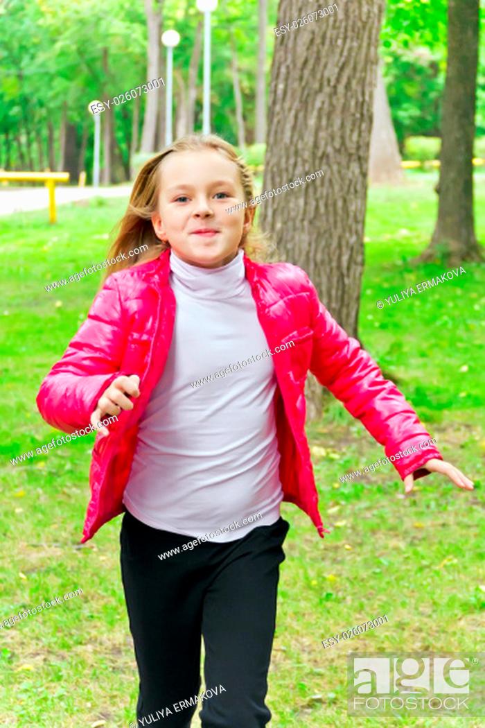 Imagen: Photo of cute running girl in summer.