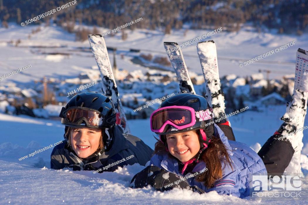 Stock Photo: Family, skiing, winter sports, Zuoz, family, ski, skiing, winter sports, Carving, winter, winter sports, canton, GR, Graubünden, Grisons, Engadin, Engadine.