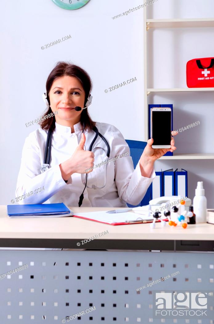 Imagen: The middle-aged female doctor in telemedicine concept.