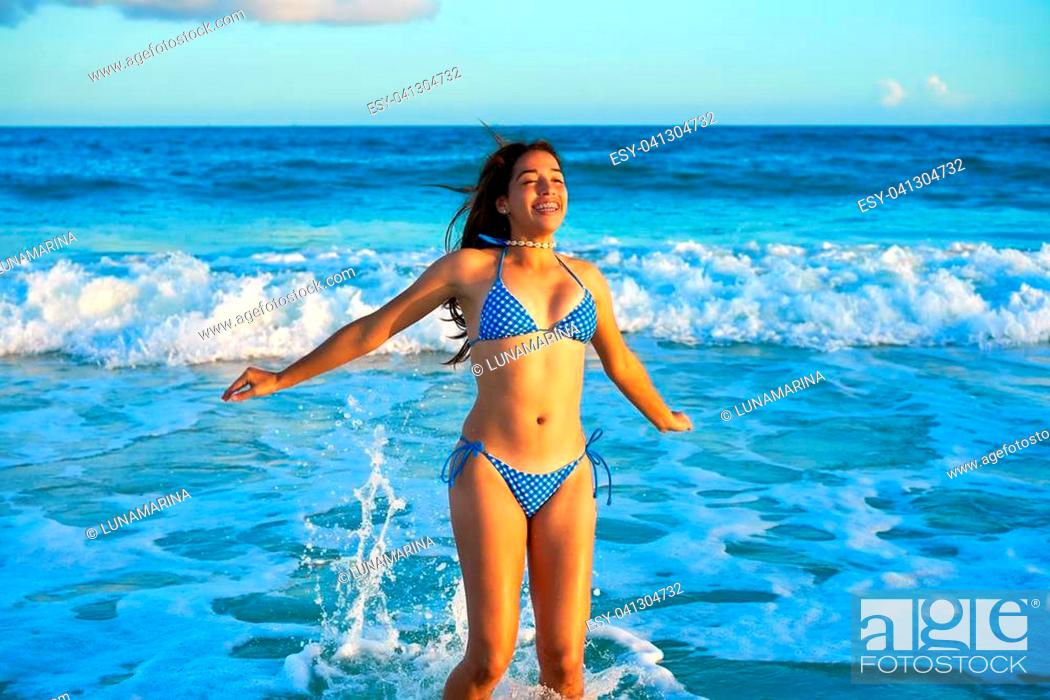 Latin beautiful bikini happy jumping in Caribbean beach sunset, Foto de Imagen Low Budget Royalty Free ESY-041304732 |