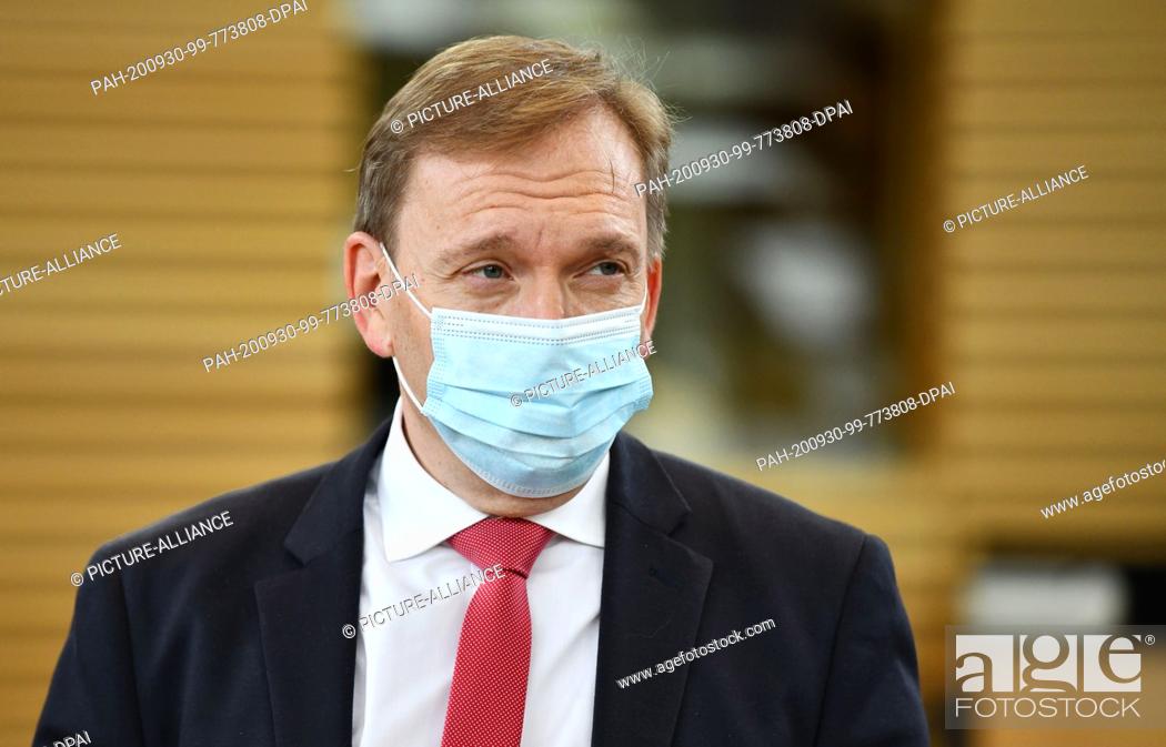 Stock Photo: 30 September 2020, Thuringia, Erfurt: Matthias Hey, chairman of the SPD parliamentary group, wears a mouth-nose cover before the start of the state parliament.