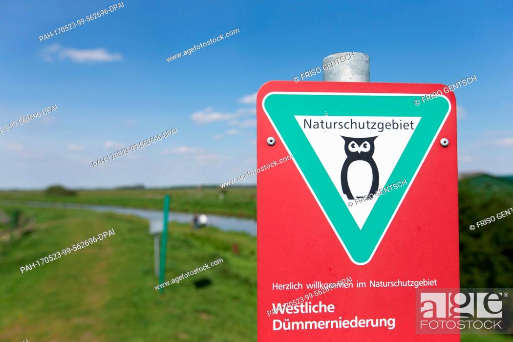 Stock Photo: 'Westliche Duemmeniederung' (lit. 'Western Duemme Flat') and 'Naturschutzgebiet' (lit. 'Nature reserve') is written on a sign at the Hunte.