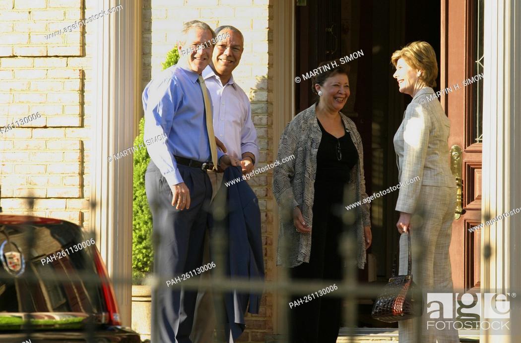 Photo de stock: McLean, VA - May 31, 2005 -- On short notice, United States President George W. Bush and first lady Laura Bush went to the home of former Secretary of State.