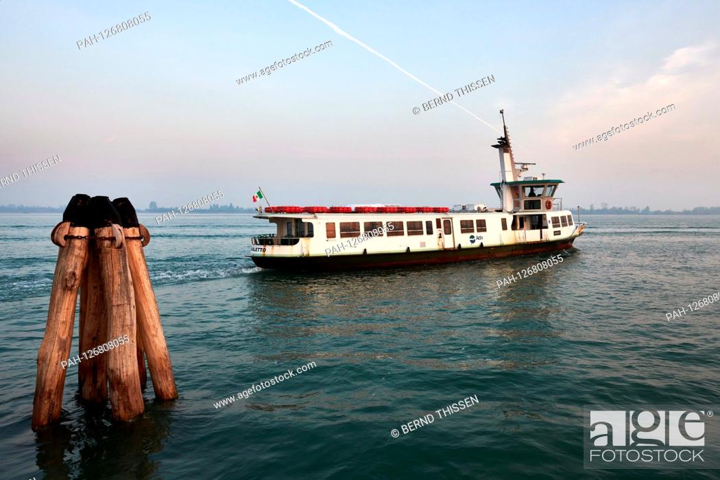 Stock Photo: 08.05.2019, Italien, Venedig: Motorboote zur Personenbeförderung, Motonavi genannt, in der Lagune zwischen Punta Sabbioni und Venedig | usage worldwide.