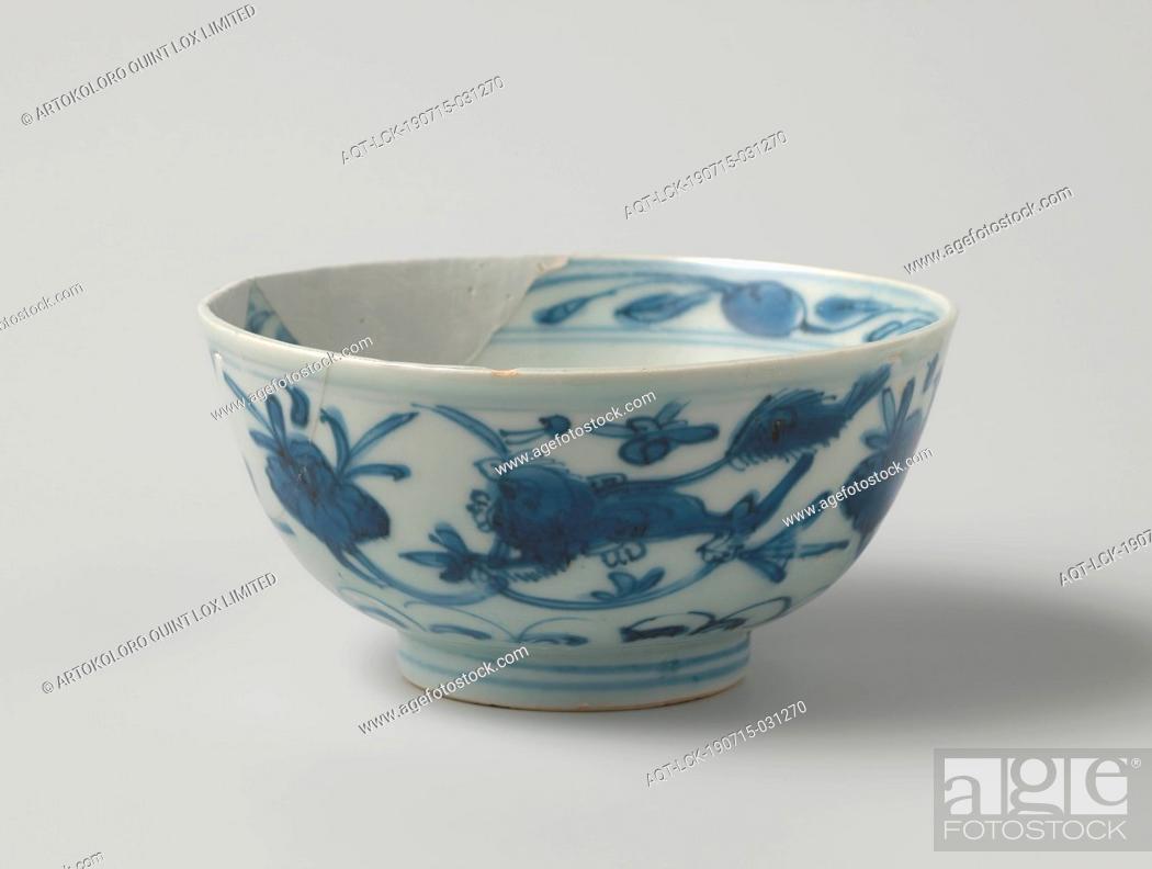 Photo de stock: Bowl from V.O.C. ship 'Witte Leeuw', Jingdezhen, before 1613, porcelain, h 6.4 cm × d 12.8 cm.