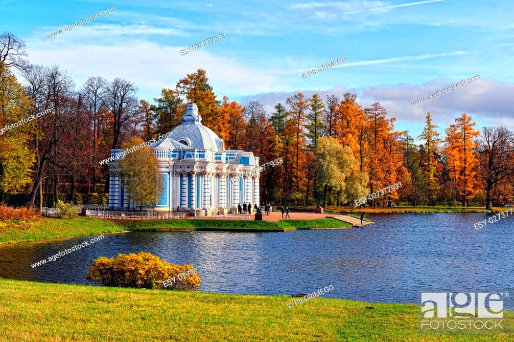 Imagen: View to the ""Grot"" pavillion in Catherine garden. Autumn landscape in Pushkin, Russia.