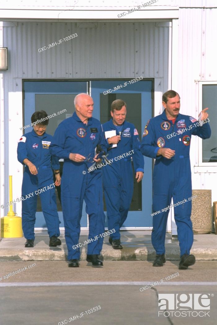 AA-945 JOHN GLENN PAYLOAD SPECIALIST CURTIS BROWN STS-95 COMMANDER  8X10 PHOTO 