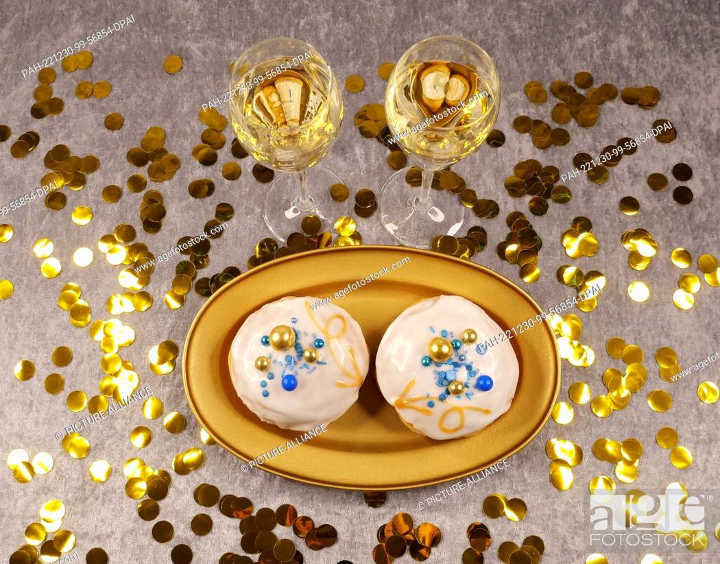 Stock Photo: 30 December 2022, Berlin: Symbolic image on the theme of New Year's Eve, New Year, luxury culinary. Two glasses filled with champagne.