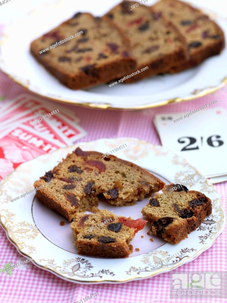 Imagen: Slices of cinnamon loaf cake with dried fruit.