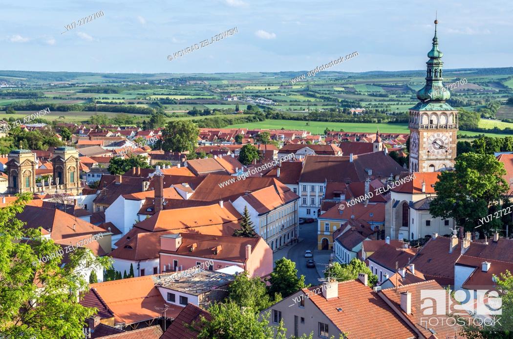 Imagen: Aerial view from Goat Hill on Mikulov Old Town with clock and bell tower of Saint Wenceslas church, Moravia, Czech Republic.