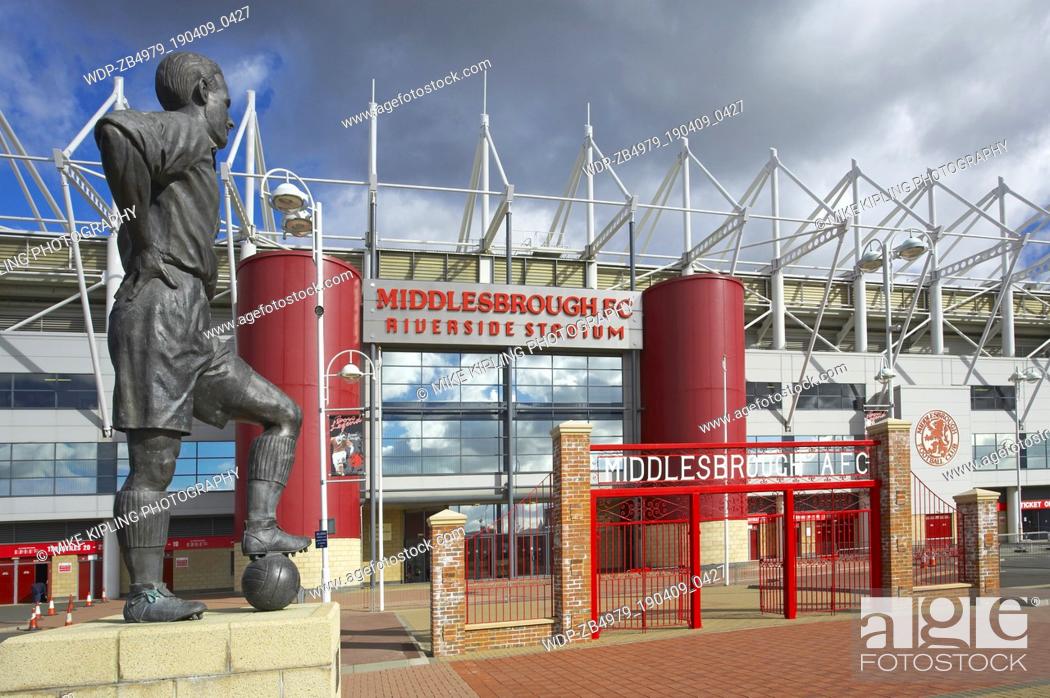Photo de stock: Middlesbrough Football Ground Riverside Stadium Middlesbrough Tees Valley England and the old gates from Ayresome Park.