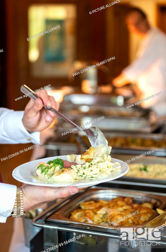 Stock Photo: 04 June 2022, Baden-Wuerttemberg, Rottweil: The main course of a wedding dinner at a wedding reception in the banquet hall. Photo: Silas Stein/.