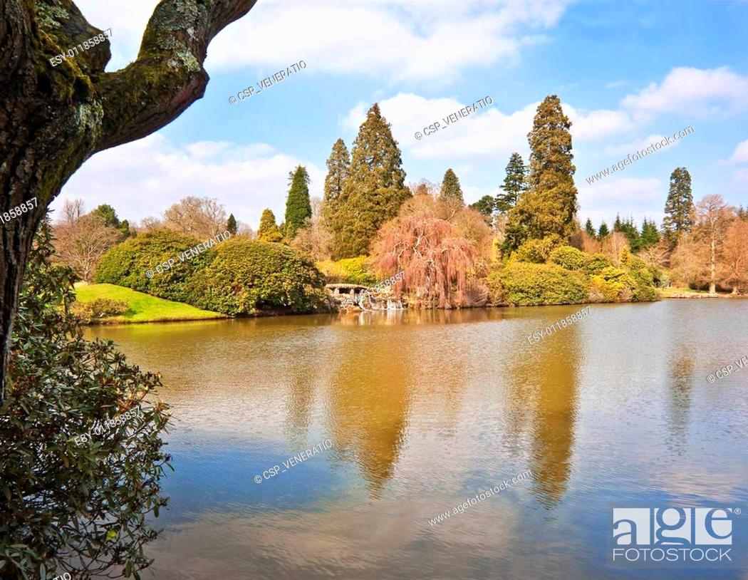 Imagen: Lovely natural ornamental gardens in Spring with lake and waterfall.