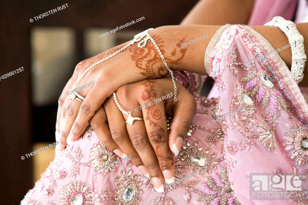Bride Hand With Henna Tattoo, Indian Wedding, Stock Photo, Picture And Low  Budget Royalty Free Image. Pic. ESY-020001257 | agefotostock