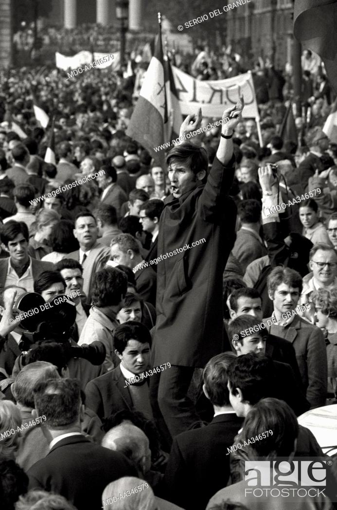 Imagen: The risk of a revolution in Paris has been averted. A man is haranguing a crowd in a demonstration of De Gaulle supporters in the Champs-Elysées.