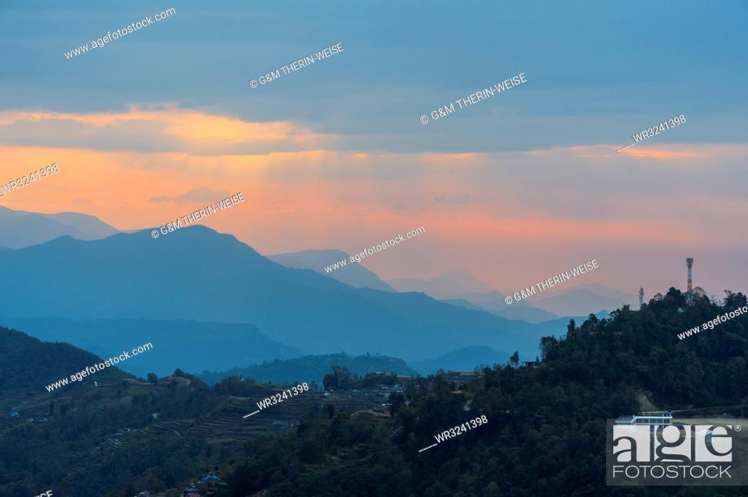 Imagen: Sunrise over the Himalaya range, Dhampus, Nepal, Asia.