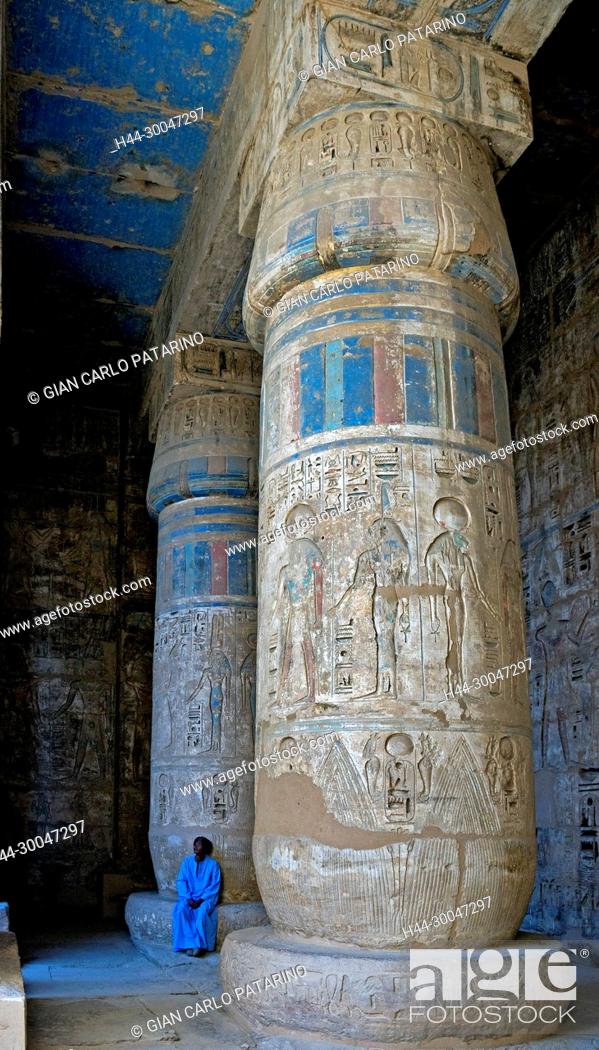 Photo de stock: Medinet Habu, Luxor, Egypt, Djamet, mortuary temple of King Ramses III, XX dyn. 1185 -1078 B.C: columns in second courtyard.