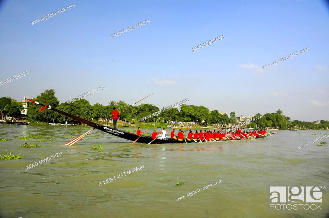 Photo de stock: A traditional boat race in Buriganga River Basila, Dhaka, Bangladesh September 17, 2006.